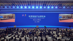 操纵AI互动、实物模